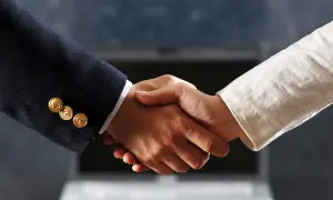 Uścisk dłoni symbolizujący udane firmanctwo.