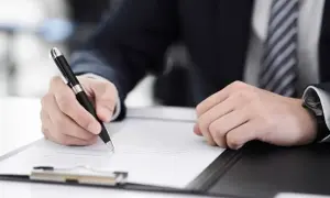 Biznesmen podpisuje umowę ramową, kończąc ważny etap negocjacji.