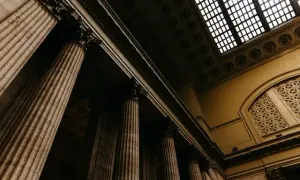 Czy rozprawa może się odbyć bez oskarżonego? Sprawdź, co musisz wiedzieć