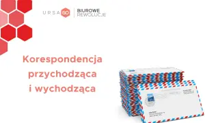 Stos kopert z czerwono-niebieskimi paskami, gotowych do wysyłki. Na jednej z nich widoczny adres korespondencyjny.