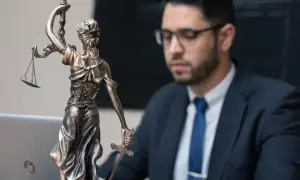 Ile kosztuje wynajęcie adwokata w sprawie karnej? Sprawdź ceny i czynniki