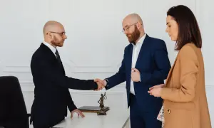 Adwokat czy radca prawny co lepsze - poznaj kluczowe różnice