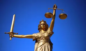 Złota Temida z wagą i mieczem, symbol sprawiedliwości, przypomina, że prawo nie działa wstecz.