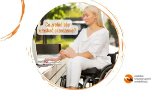 Kobieta na wózku inwalidzkim szuka informacji o tym, co zrobić, aby złożyć wniosek o wydanie orzeczenia o stopniu niepełnosprawności.