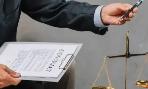 Czy adwokat jest funkcjonariuszem publicznym? Odkryj prawdę prawną