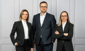 Trzy osoby w garniturach, gotowe pomóc w sprawach prawnych. Jeśli masz wątpliwości, gdzie złożyć skargę na adwokata, oni udzielą odpowiedzi.