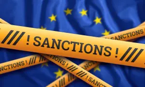 Żółte taśmy z napisem "SANCTIONS!" przecinają flagę Unii Europejskiej, symbolizując nałożone sankcje.