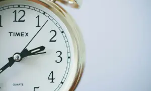 Zbliżenie na zegarek Timex. Czas nagli, by dowiedzieć się, jak uzyskać odpis wyroku.