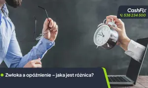 Mężczyzna z okularami w ręku i ręka z budzikiem wychodząca z laptopa. Zwłoka i opóźnienie – jaka jest różnica?