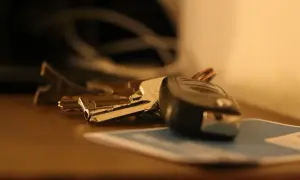 Kluczyki do auta leżą na blacie. Czas pomyśleć, gdzie zgłosić sprzedaż auta i przekazać je nowemu właścicielowi.