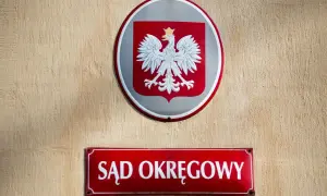 Herb Polski i tablica "Sąd Okręgowy" na ścianie. Zastanawiasz się, ile razy sąd może wezwać świadka?