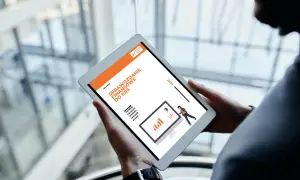 Tablet z grafiką przedstawiającą sprawozdanie finansowe do KRS.