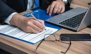 Radca prawny a adwokat czym się różni - kluczowe różnice, które musisz znać
