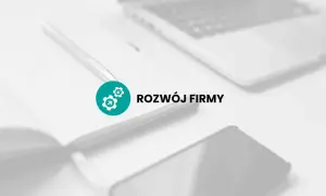 Na biurku leży notatnik z długopisem, obok laptop i telefon. Ikona z trybikami symbolizuje rozwój firmy, czyli jej promesa.