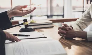 Jak sąd może rozłożyć nakaz zapłaty na raty? Poznaj procedurę