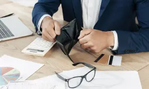 Puste kieszenie, kalkulator i wykresy. Zastanawiasz się, ile kosztuje upadłość konsumencka?