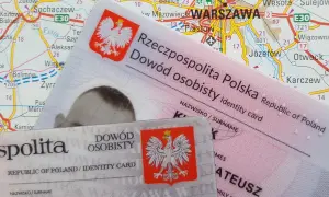 Dowód osobisty, na tle mapy Warszawy i okolic. Pytanie, ile cyfr ma PESEL, jest kluczowe dla identyfikacji.