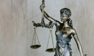Figurka Temidy z wagą, symbol sprawiedliwości, często obecna w sprawach rodzinnych.