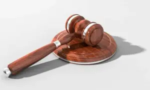 Gdzie pracuje prawnik? Odkryj różnorodność miejsc pracy w zawodzie
