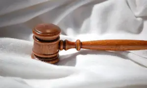 Co oznacza odroczenie ogłoszenia wyroku i jakie ma konsekwencje?