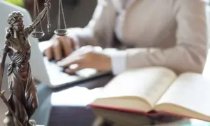 Co robić po zarządzeniu o zwrocie pozwu? Kluczowe kroki i porady