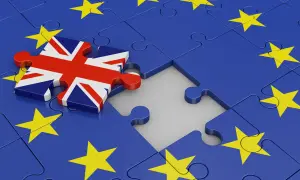 Fragment układanki z flagą Wielkiej Brytanii obok Unii Europejskiej. Symbolizuje Brexit, a w szerszym kontekście może nawiązywać do trudności w relacjach międzynarodowych, jak ekstradycja co to.