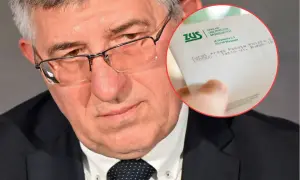 Mężczyzna w okularach trzyma dokument ZUS. Czy to podpowiedź, ile można dorobić do renty?