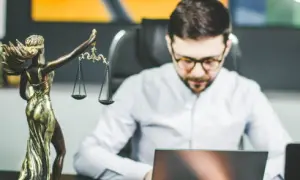 Czego nie wolno adwokatowi? 10 zakazanych praktyk prawnych