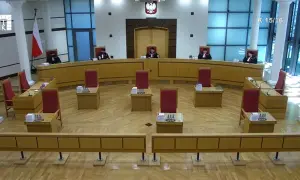 Siedmiu sędziów w togach zasiada w ławach. Skład Trybunału Konstytucyjnego gotowy do obrad.