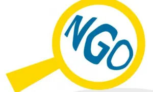 Lupa powiększa napis NGO. Dowiedz się, ngo co to jest i jak działa.