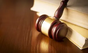 Ile bierze adwokat za reprezentowanie w sądzie? Zobacz, co wpłynie na koszt