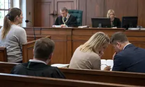 W sali sądowej, gdzie ważą się losy, prawnik analizuje zeznania, szukając sposobu, jak udowodnić, że świadek kłamie.
