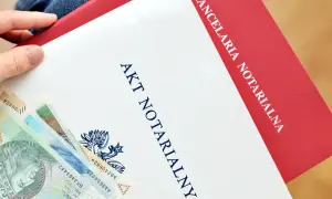 Akt notarialny i polskie banknoty. Kancelaria notarialna przygotowuje dokumenty, a pieniądze czekają na depozyt.