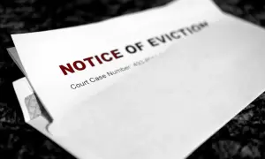 Dokument "Notice of Eviction" (Zawiadomienie o eksmisji) z numerem sprawy sądowej.
