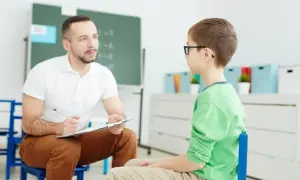 Jakie akty prawne regulujące pomoc psychologiczno-pedagogiczną mogą zaskoczyć?