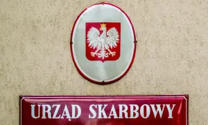 Tablica "Urząd Skarbowy" z godłem Polski. Tu załatwisz sprawy związane z zasadami ogólne podatek.
