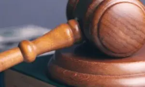 Ile trwa rozprawa w sądzie dla nieletnich? Sprawdź, co wpływa na czas.