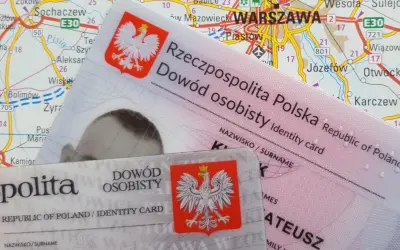 Dowód osobisty, na tle mapy Warszawy i okolic. Pytanie, ile cyfr ma PESEL, jest kluczowe dla identyfikacji.