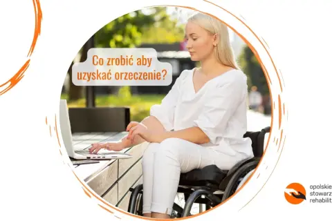 Kobieta na wózku inwalidzkim szuka informacji o tym, co zrobić, aby złożyć wniosek o wydanie orzeczenia o stopniu niepełnosprawności.