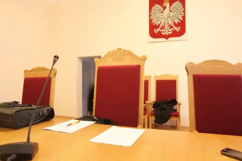 Odmowa zeznań w sądzie: Kiedy świadek może to zrobić legalnie?