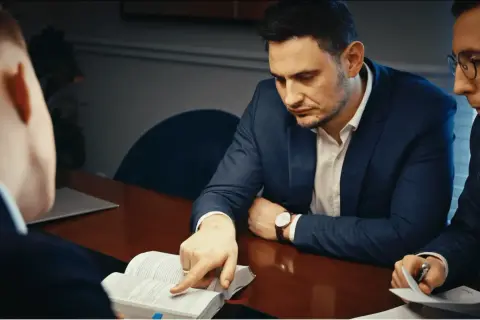 Czym zajmuje się prawnik? Kluczowe obowiązki i obszary pomocy prawnej