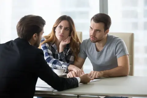 Para młoda z niepokojem słucha prawnika, który tłumaczy im skomplikowane zapisy umowy. Czy siła wyższa ich ochroni?