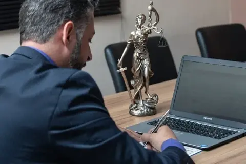 Jak wygląda rozprawa apelacyjna? Kluczowe informacje i etapy procesu