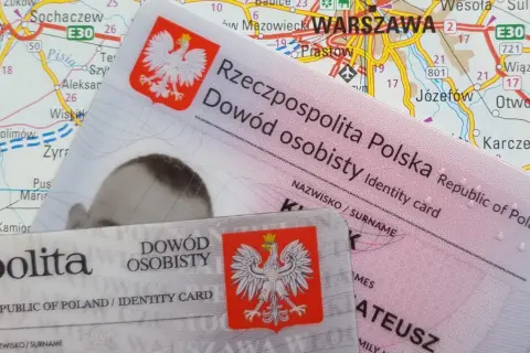Dowód osobisty, na tle mapy Warszawy i okolic. Pytanie, ile cyfr ma PESEL, jest kluczowe dla identyfikacji.