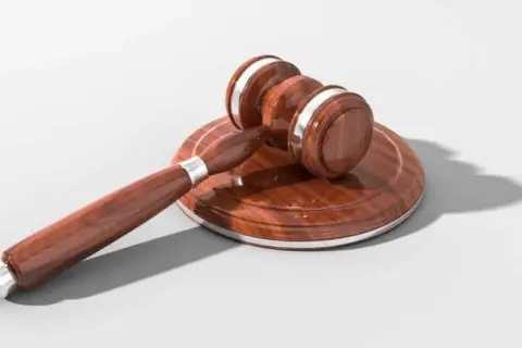 Gdzie pracuje prawnik? Odkryj różnorodność miejsc pracy w zawodzie