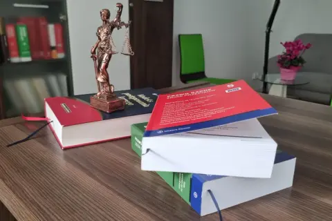Kto może odmówić zeznań w charakterze świadka? Pełna lista