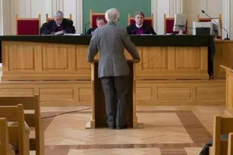 Jak zeznawać w sądzie jako świadek: Porady i prawa świadka