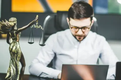Czego nie wolno adwokatowi? 10 zakazanych praktyk prawnych