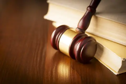 Ile bierze adwokat za reprezentowanie w sądzie? Zobacz, co wpłynie na koszt
