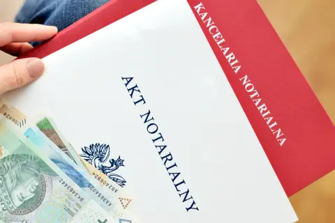 Akt notarialny i polskie banknoty. Kancelaria notarialna przygotowuje dokumenty, a pieniądze czekają na depozyt.